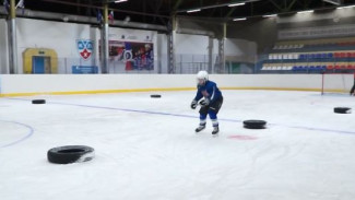 Уренгойские хоккеисты наконец-то вышли на лед, но такой ли он гладкий, как хотелось бы