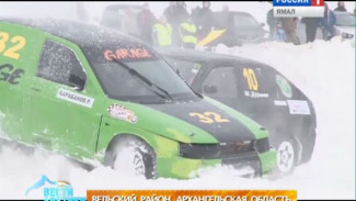 Экстремальные заезды на льду устроили автогонщики в Вельске Архангельской области