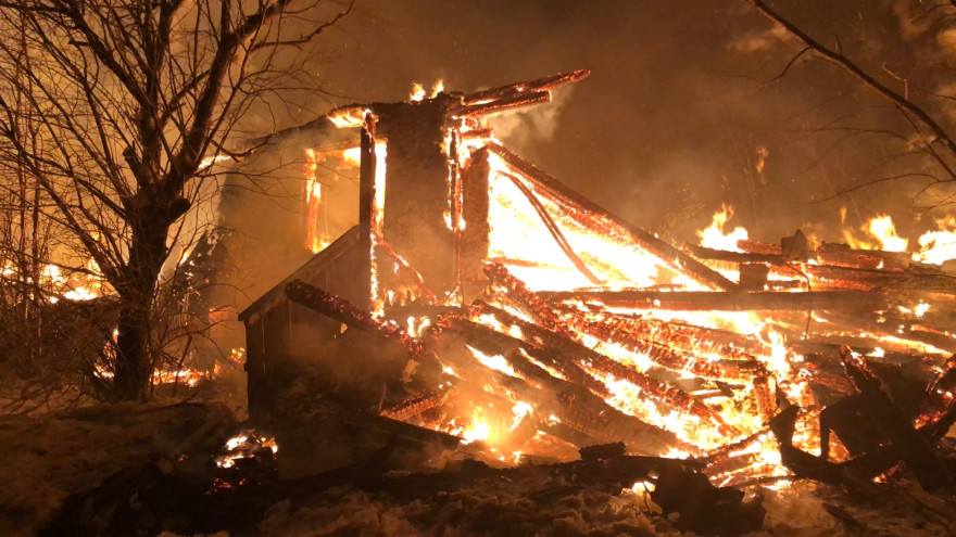 В Надыме огонь уничтожил двухэтажный дом