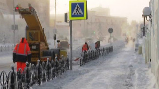 Несмотря на морозы на улицах Салехарда идут снегоуборочные работы
