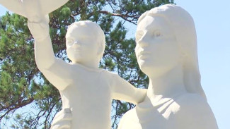 В Ноябрьске отреставрировали памятник «Мать и дитя»: какие еще объекты преобразятся за лето