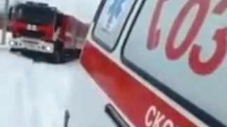 Застряли все: в Ноябрьске кареты скорой помощи и пожарные машины плотно увязли в сугробах