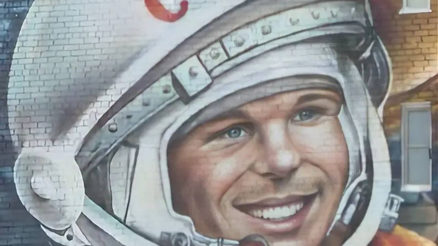 Новый мурал с Юрием Гагариным украсил улицу в Лабытнанги