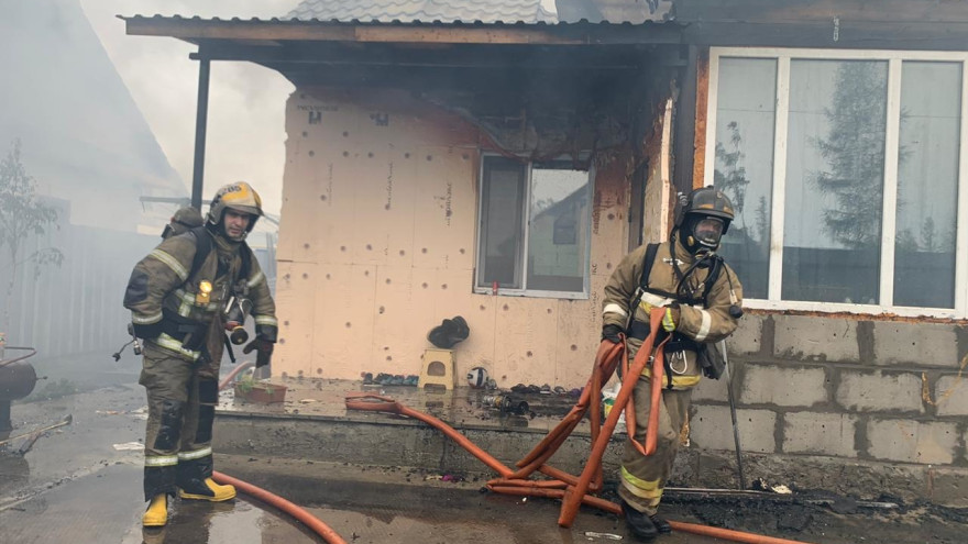 Взрыв газового баллона в Новом Уренгое: пожарные два часа тушили жилую «деревяшку»