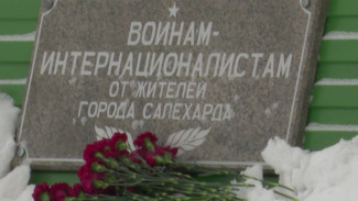 В Салехарде в День защитников Отечества возложили цветы к памятнику - боевой машине