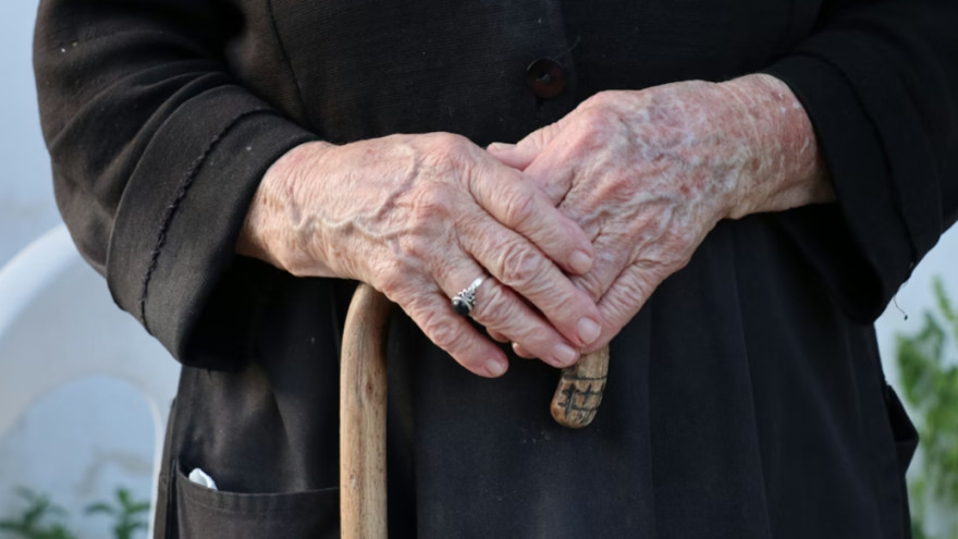 Более шести тысяч ямальцев получили доплату за уход к страховой пенсии