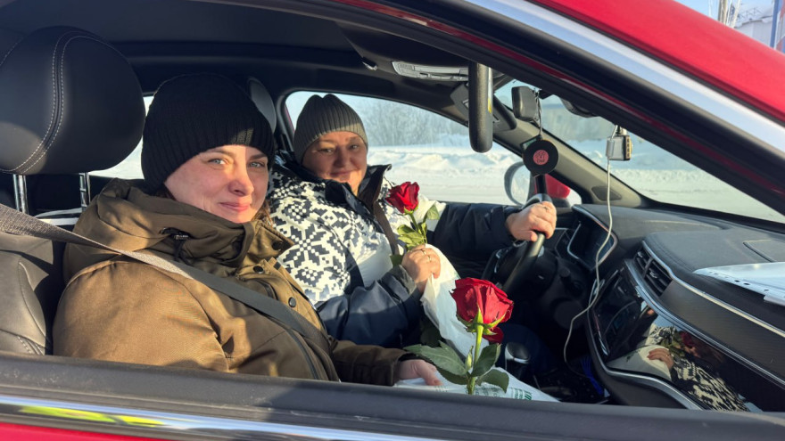 На дорогах Ямала прошла масштабная праздничная акция Цветы для автоледи