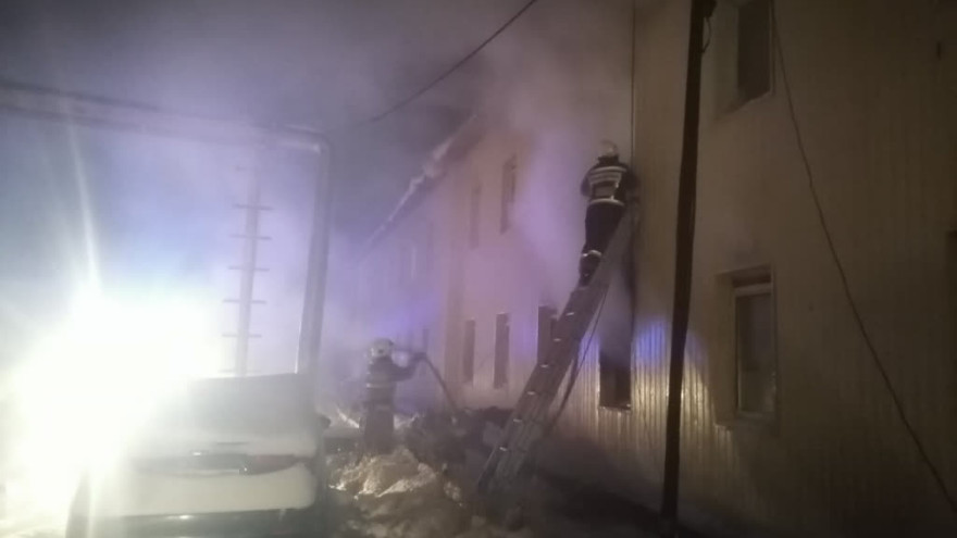 Мужчина скончался в больнице: серьезный пожар произошел в поселке на Ямале