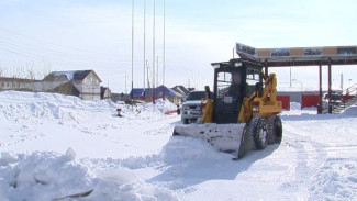 Мал, да удал: автопарк тазовских дорожников пополнился новым снегоуборочным трактором
