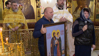 Родители погибшего на СВО ноябрянина передали икону в храм родного города