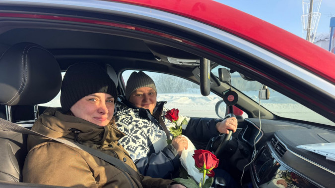 На дорогах Ямала прошла масштабная праздничная акция Цветы для автоледи