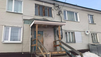 В Салехарде после вмешательства прокуратуры починили обрушившееся крыльцо жилого дома