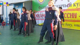 От вареников до фланкировки: традиции потомственных казаков на фестивале в Губкинском