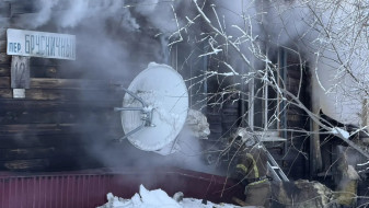 В Салехарде из горящего дома эвакуировали 12 человек