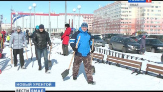 Новоуренгойцы взялись за лопаты и расчистили от снега одну из детских площадок