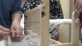 В Тюмени ямальские ветераны осваивают мастерство ткачества