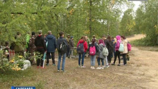 В Салехарде парни и девушки соревновались в разборке и сборке оружия