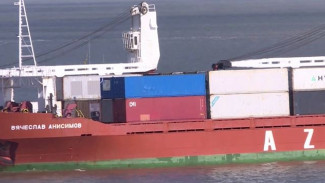 Теплоход «Вячеслав Анисимов» доставил из Владивостока первые 200 контейнеров важного груза