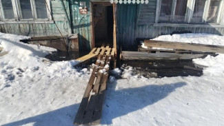 В Салехарде СК начал проверку из-за подтопления аварийного дома