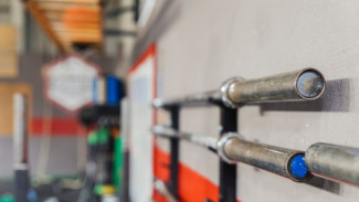 В Салехарде устраняют аварию на теплосети по улице Мира