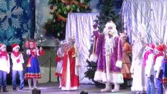 Большая тусовка главного волшебника страны: новоуренгойцы познакомились с собратьями Деда Мороза