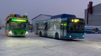 «Праздник к нам приходит»: в Салехарде на маршруты вышли новогодние автобусы