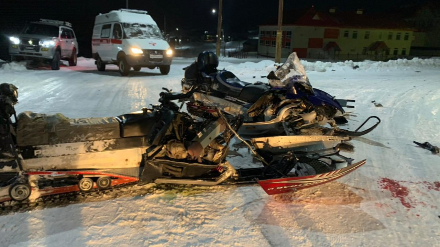 В Тазовском районе столкнулись два снегохода, есть пострадавший