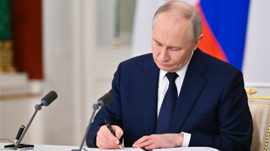 Владимир Путин потребовал стабилизировать топливный рынок