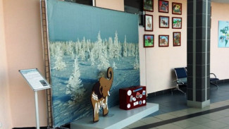 В аэропорту Салехарда теперь можно сфотографироваться на фоне мамонтенка Любы
