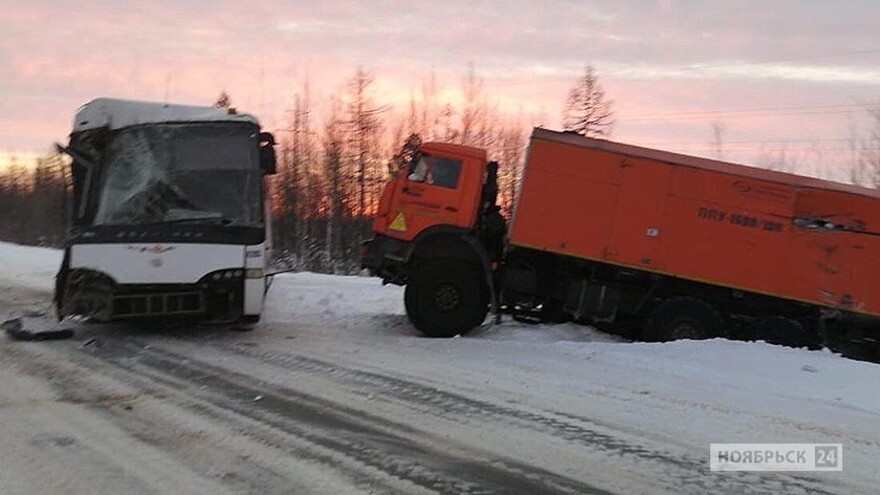 Столкновение автобуса с КАМАЗом под Ноябрьском, есть пострадавшие