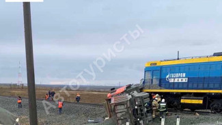 На трассе Обская - Бованенково грузовик столкнулся с локомотивом (ВИДЕО)
