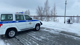 Салехардские автоинспекторы выручили попавшего в беду снегоходчика