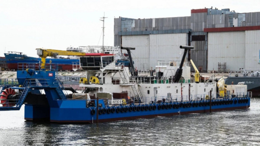 Новейший земснаряд "Лотос-2" отправился в Салехард для работы в Обь-Иртышском бассейне