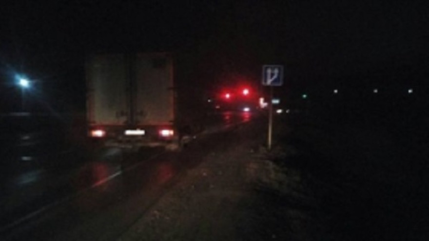 В Пуровском районе столкнулись два грузовых автомобиля
