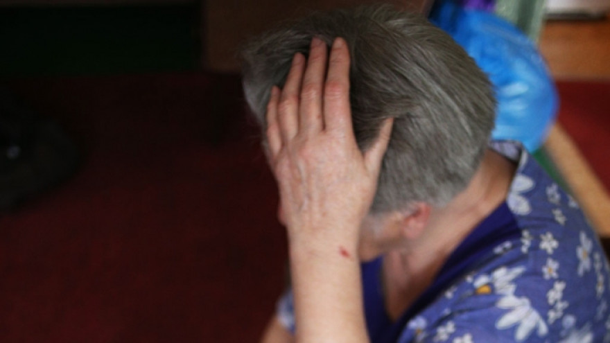 В Губкинском пенсионерка избила сотрудницу полиции