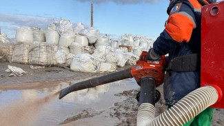 Спасатели приступили к ликвидации последствий разлива нефтепродуктов в районе Антипаюты