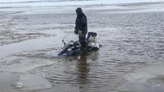 Ямальские спасатели выручили мужчину, снегоход которого ушёл под лёд ВИДЕО