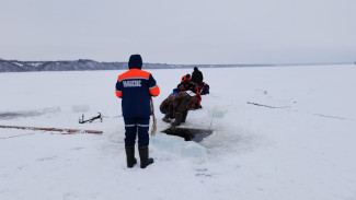 Провалился под лед: в Приуральском районе спасатели ищут пропавшего снегоходчика