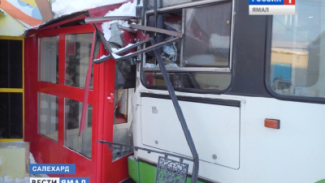 Дорожные вести: в Салехарде неуправляемый автобус врезался в магазин