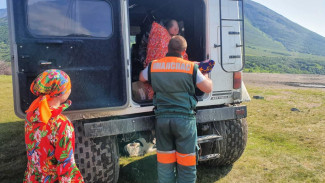 На Ямале спасатели помогли доставить малышку из чума в окружную больницу