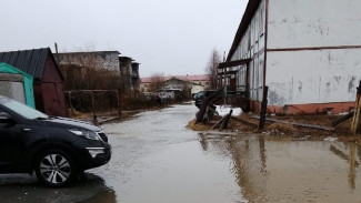 Жители Салехарда жалуются в соцсетях, что их улицы уходят под воду