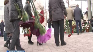 Жители Нового Уренгоя возлагали цветы основателю своего города