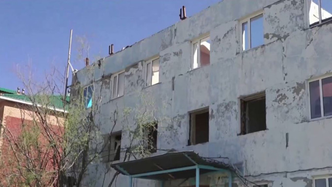 Аварийное здание на Газовиков в Новом Уренгое начали сносить