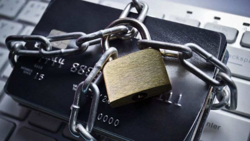 Ямальцы жалуются на арест банковских карт из-за несуществующих долгов по коммуналке