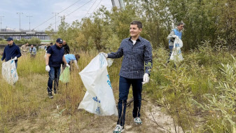 Губернатор Ямала сменил деловой костюм на рабочую одежду и вышел на субботник