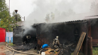 В Ноябрьске горели гаражи и часть жилого дома