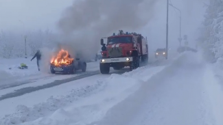 В Салехарде вспыхнула иномарка