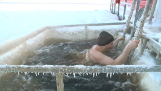 Мурашки по коже: моржи на Ямале в минус 27 градусов сняли клип в ледяной воде ВИДЕО