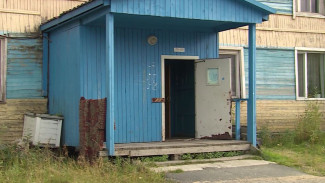 Нечистоты текут под дом: жители старого многоквартирника в Салехарде пытаются решить проблему с канализацией