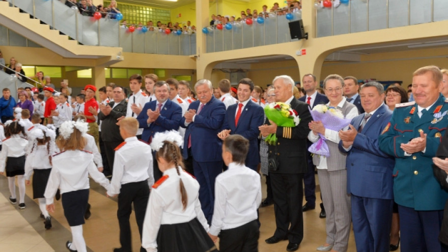 Дмитрий Артюхов поздравил ямальцев с Днём знаний и побывал на праздничной линейке в кадетской школе Нового Уренгоя